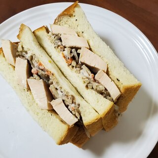 コンビニ惣菜&サラダチキンサンドイッチ